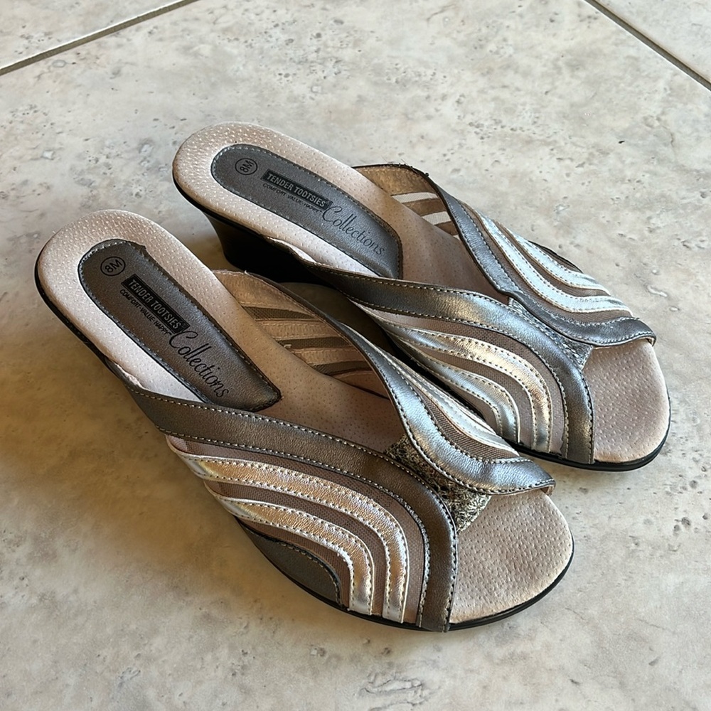 TENDER TOOTSIES wedge sandals - size 8